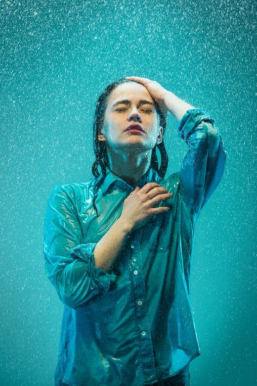 6 Tips For Frizzy Hair In The Rain